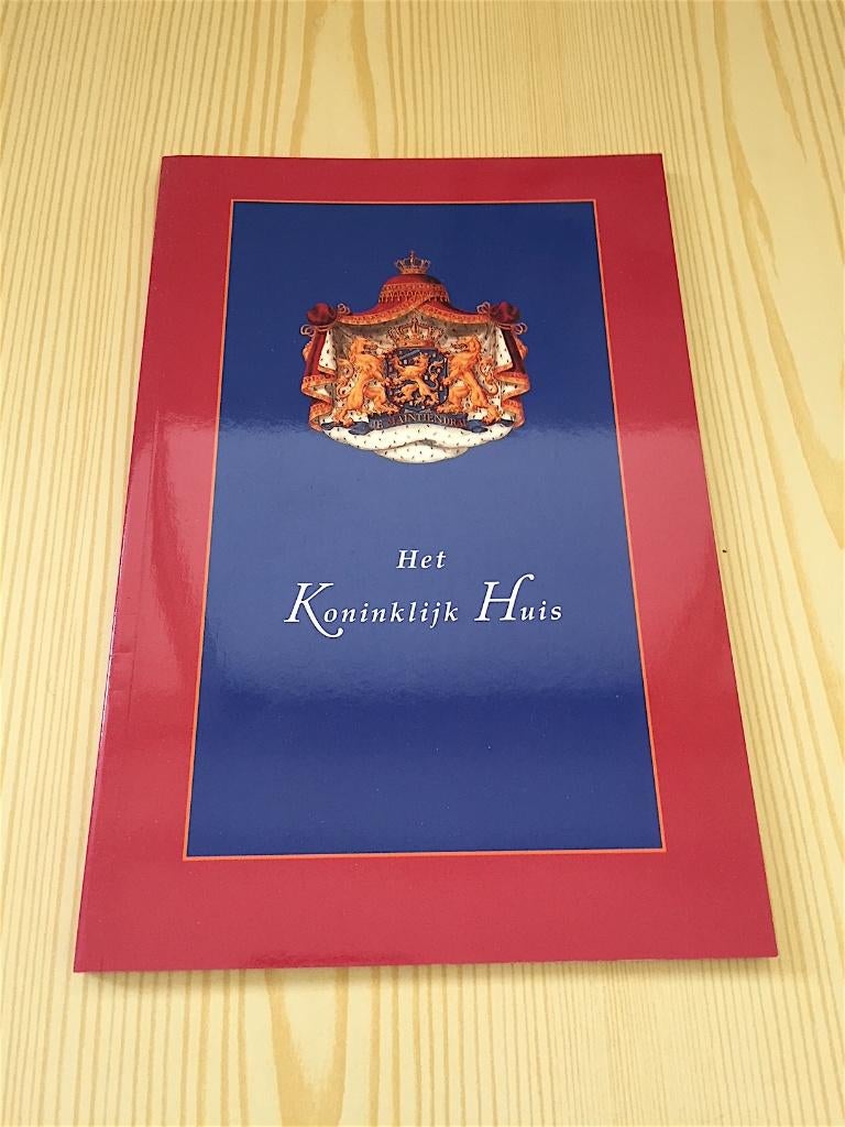 2 boeken Het Koninklijk Huis, The Royal House Nederland, Ophalen, Nieuw, Nederland, Tijdschrift of Boek