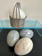 Verzilverd mandje + 4 marmeren Eieren 1 koop, Ophalen of Verzenden