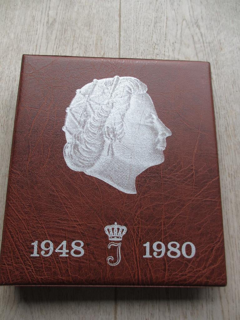 Bruin album met Nederlandse munten van Juliana 1948 - 1980, Ophalen of Verzenden, Koningin Juliana, Overige waardes, Setje
