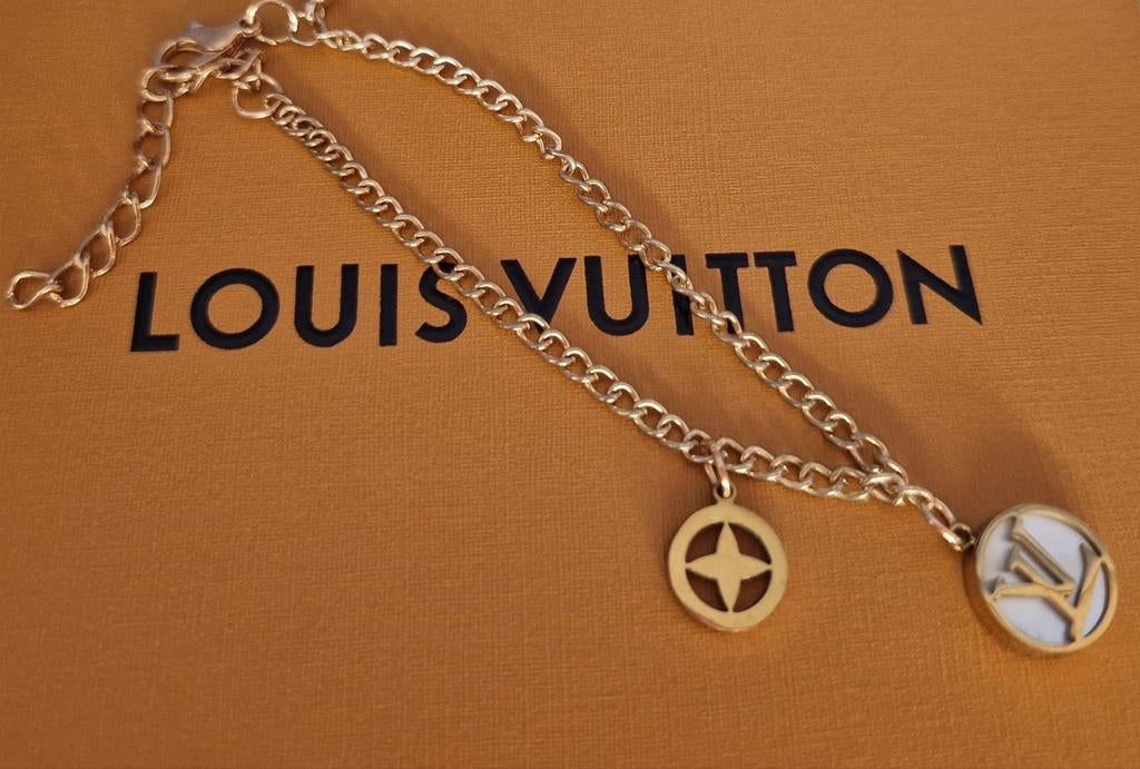 Goudkleurig armbandje met wit, Overige materialen, Nieuw, Ophalen of Verzenden, Met bedels of kralen