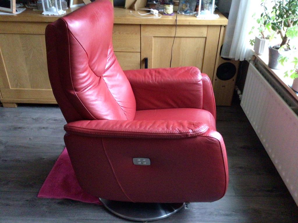 Rode relaxfauteuil, elektrisch, Huis en Inrichting, Fauteuils, Ophalen of Verzenden, Gebruikt, Leer, 75 tot 100 cm