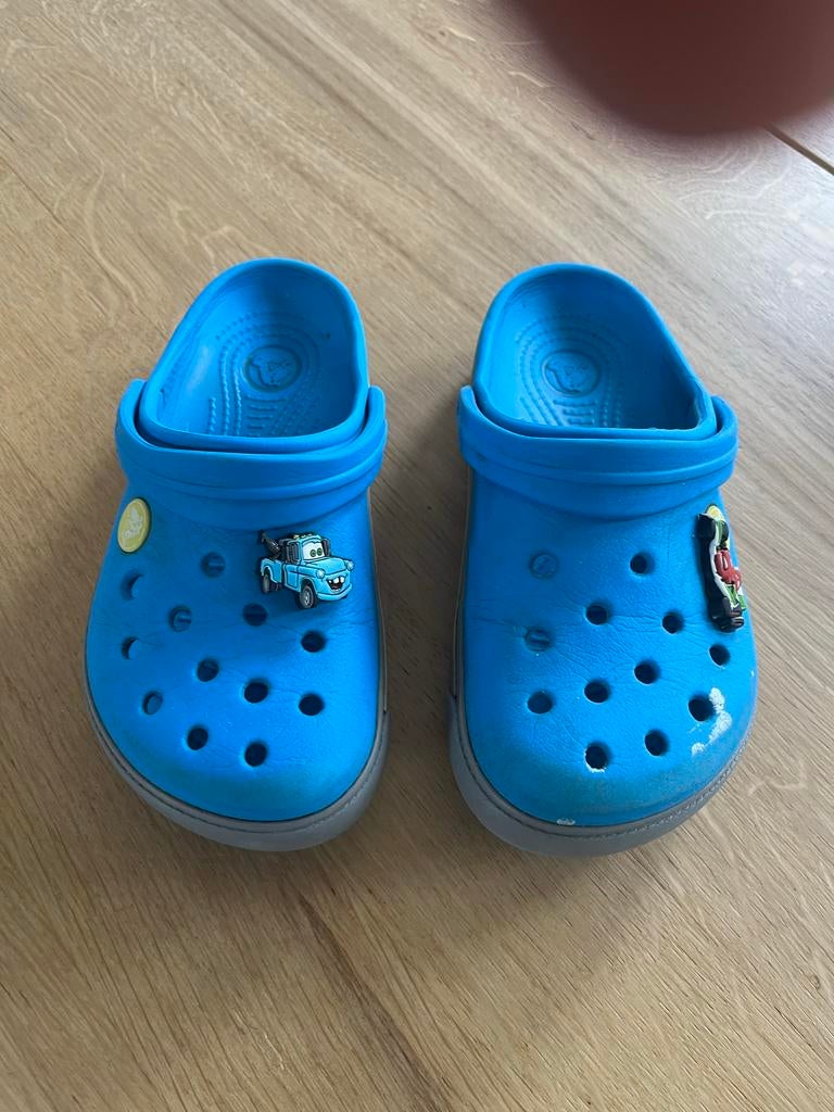 Blauwe Crocs met Cars figuren, Ophalen of Verzenden, Gebruikt, Jongen of Meisje, Schoenen