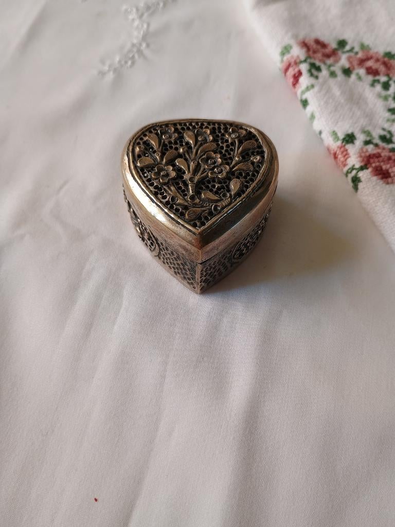 Oud bewerkt Sieradendoosje - Hartje, Antiek en Kunst, Curiosa en Brocante, Ophalen of Verzenden