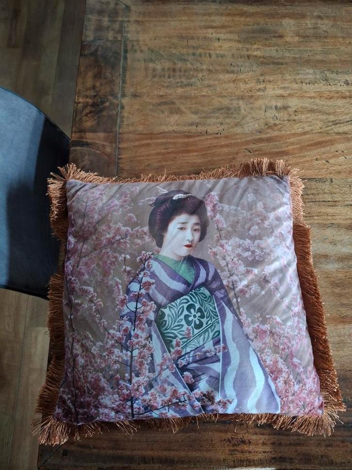 Decoratief kussen met Japanse Geisha print, Huis en Inrichting, Woonaccessoires | Kussens, Zo goed als nieuw, Paars, Vierkant