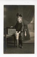 P51; fotokaart, eerste schooldag meisje met vlechten., Verzenden, Foto, Zo goed als nieuw, Voor 1940