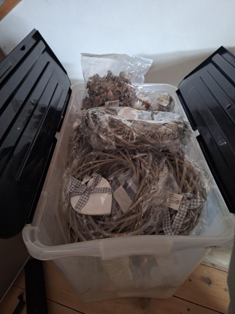 Grote krat vol met materialen voor kransen te maken, Hobby en Vrije tijd, Knutselen, Ophalen of Verzenden