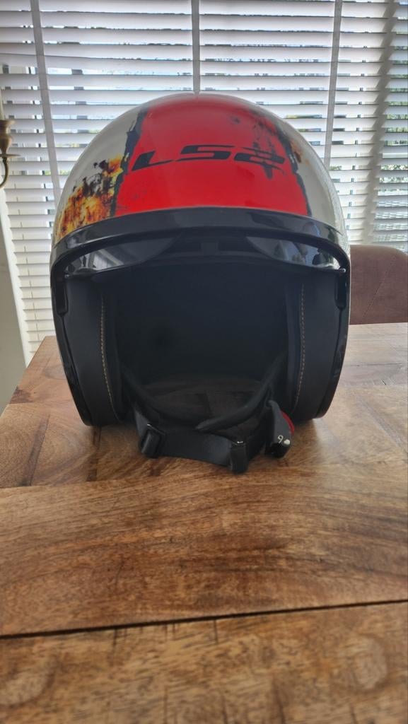 LS2 scooter helm. Als nieuw slecht een paar x gebruikt, Ophalen