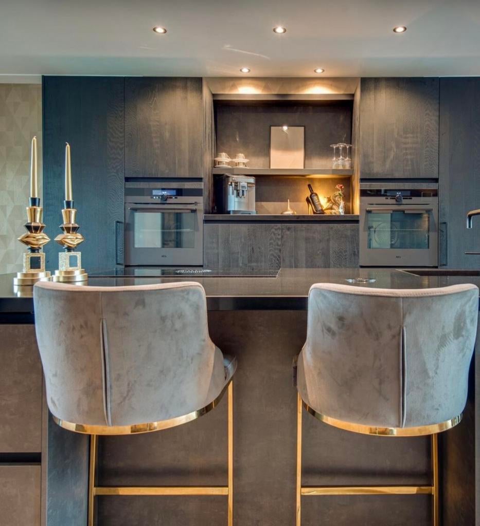 Set van 2 Richmond Interiors velvet barkrukken - khaki/goud, Ophalen, 60 tot 90 cm, Zo goed als nieuw, Metaal