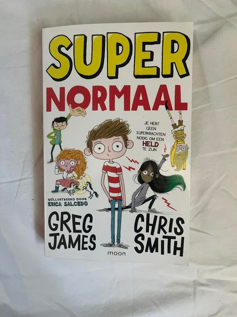 Boek: Super Normaal, Boeken, Ophalen of Verzenden, Greg James; Chris Smith, Fictie