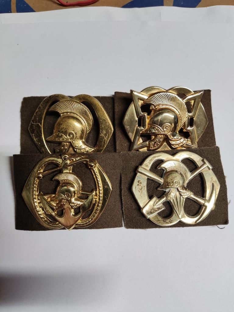 Vier bijzondere Genie Baretemblemen. Losse helmpunt., Verzamelen, Ophalen of Verzenden, Landmacht, Nederland