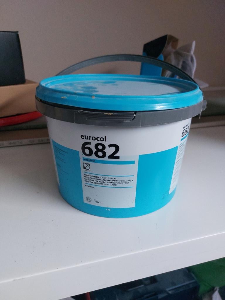 Eurocol 682 tegellijm - halve emmer +- 3kg, Minder dan 5 liter, Ophalen of Verzenden, Nieuw, Beige