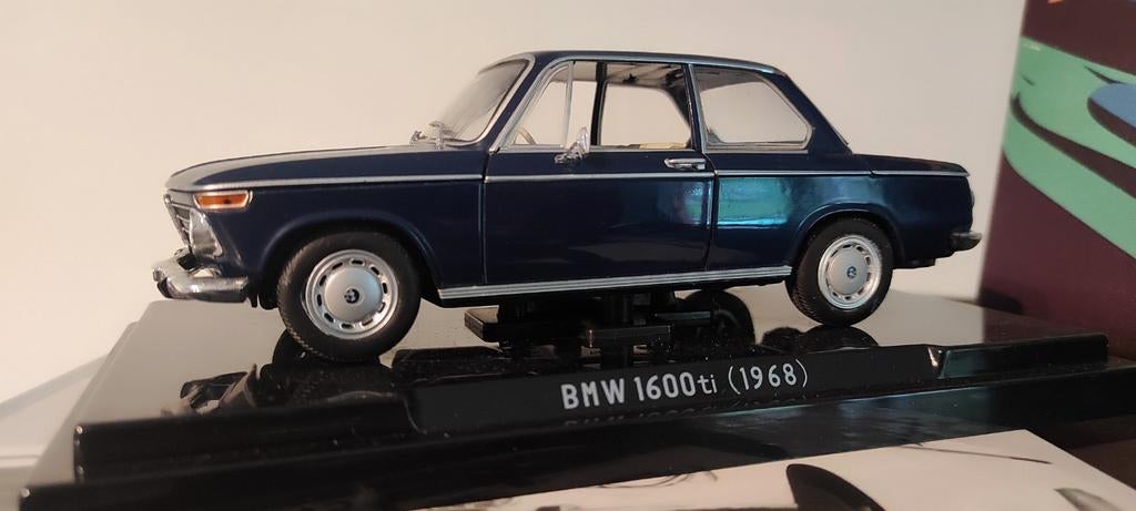 BMW 1600 Ti 1968 blauw 1:24 met hardcover boek, Ophalen of Verzenden