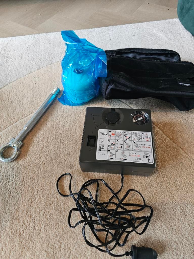 Title: PSA tyre repair kit with 12V compressor / PSA bandenr, Auto diversen, Autogereedschap, Ophalen of Verzenden, Zo goed als nieuw