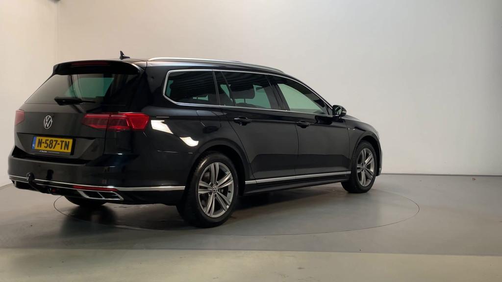 Volkswagen Passat Variant 1.5 TSI R-Line Business + Panoramd, Auto's, Volkswagen, 730 kg, 4 cilinders, Alcantara, Zwart