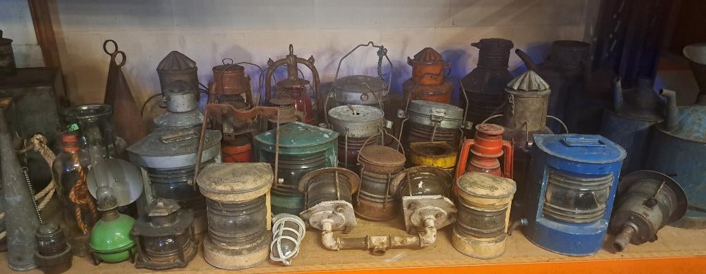 Antieke scheepsdecoraties zoals stuurwielen katrollen enz, Ophalen