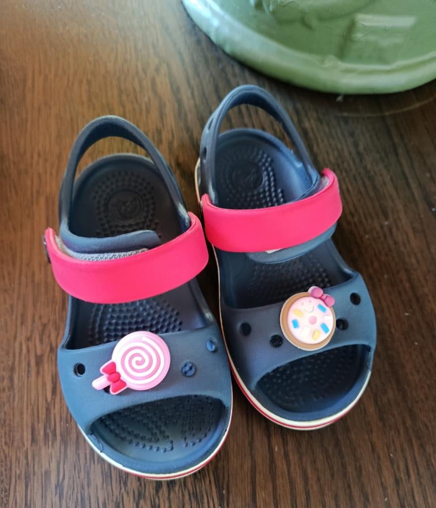 Crocs sandalen maat 7 (ongeveer 23/24) met leuke Jibbitz, Gebruikt, Crocs, Jongen of Meisje, Schoenen