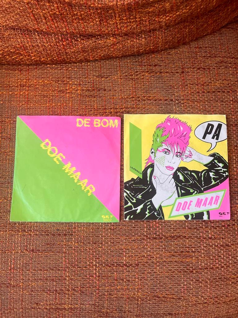2 Doe Maar Singles: 'De Bom' en 'Pa' - Originele Persingen, Cd's en Dvd's, Gebruikt, Originele persing, 7 inch, Ophalen of Verzenden
