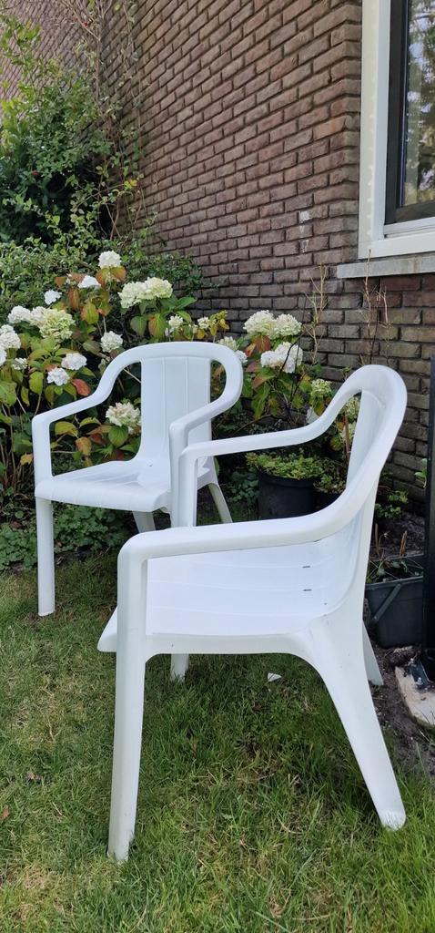 Witte kunststof kuip tuinstoelen (2 stuks), Tuin en Terras, Tuinstoelen, Gebruikt, Kunststof, Stapelbaar, Ophalen
