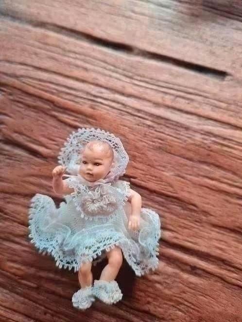 Heidi Ott Miniaturen Popje Baby in Kanten Jurkje, Verzamelen, Poppen, Ophalen of Verzenden, Gebruikt, Babypop