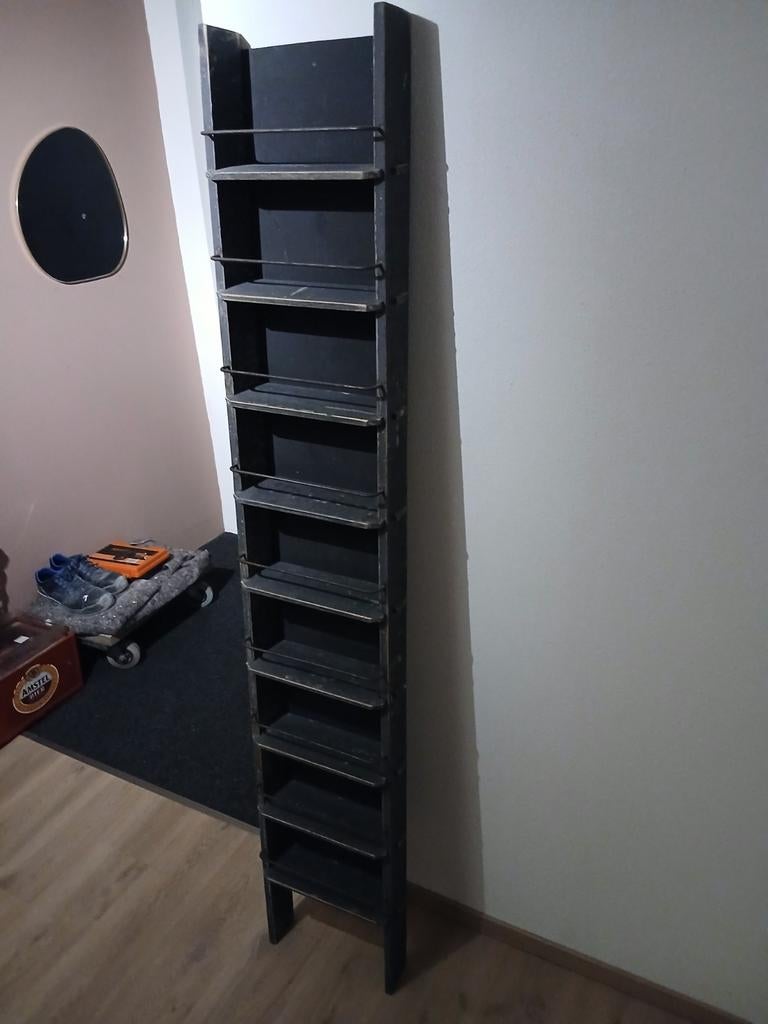 Ouderwetse houten oud grijze wand / trap kast., Ophalen