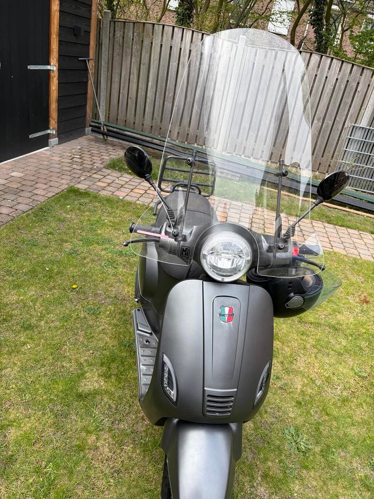 GTS Toscane Scooter uit 2023 - Slechts 9437 km!, Ophalen, Gebruikt, Benzine