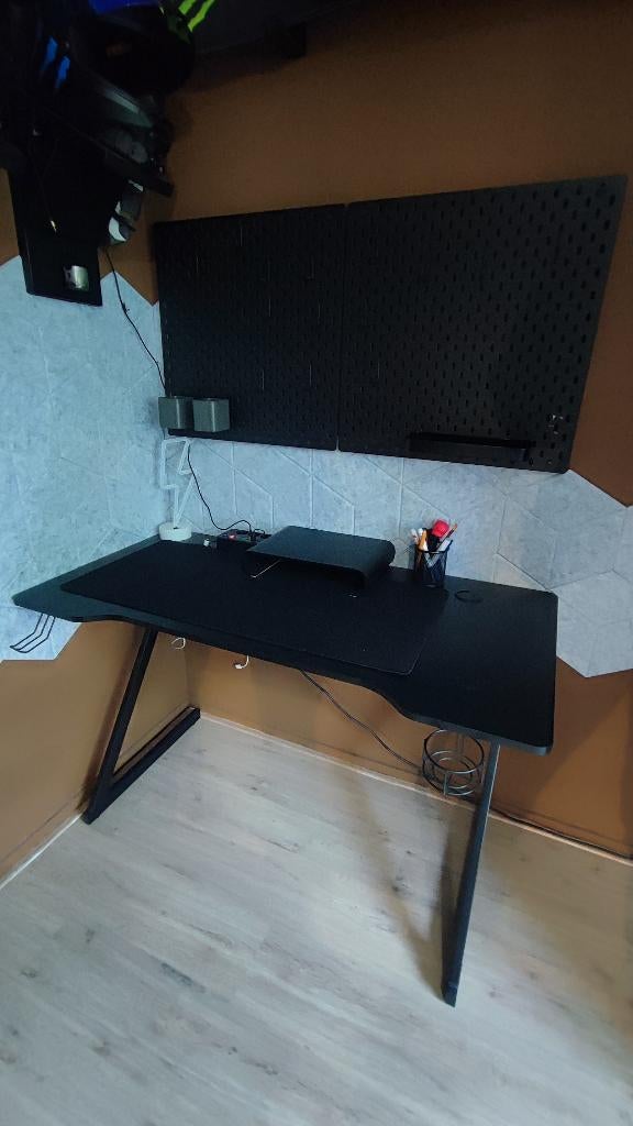 Gaming tafel / bureau met pegboard, Huis en Inrichting, Bureaus, Zwart, Hout, Zo goed als nieuw, Gamingbureau