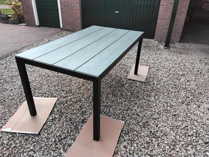 Tuintafel ( showmodel geweest ), Tuin en Terras, Tuintafels, Rechthoekig, Aluminium, Ophalen