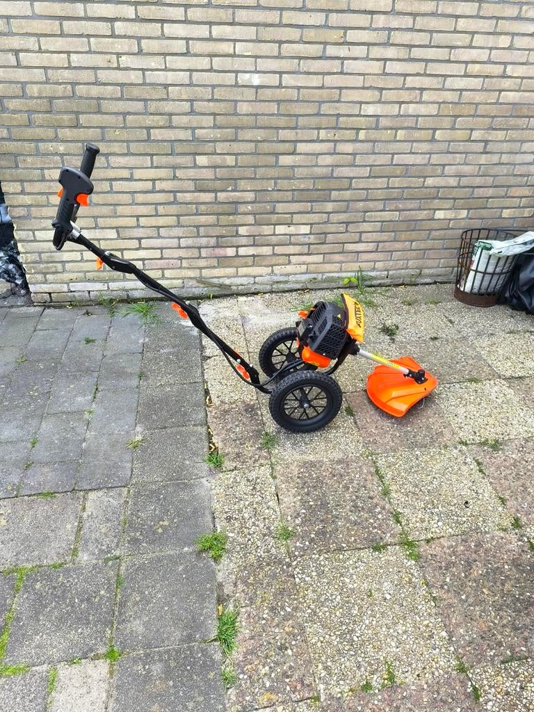 FUXTEC Bosmaaier Benzine Grastrimmer op wielen FSR152, Ophalen of Verzenden