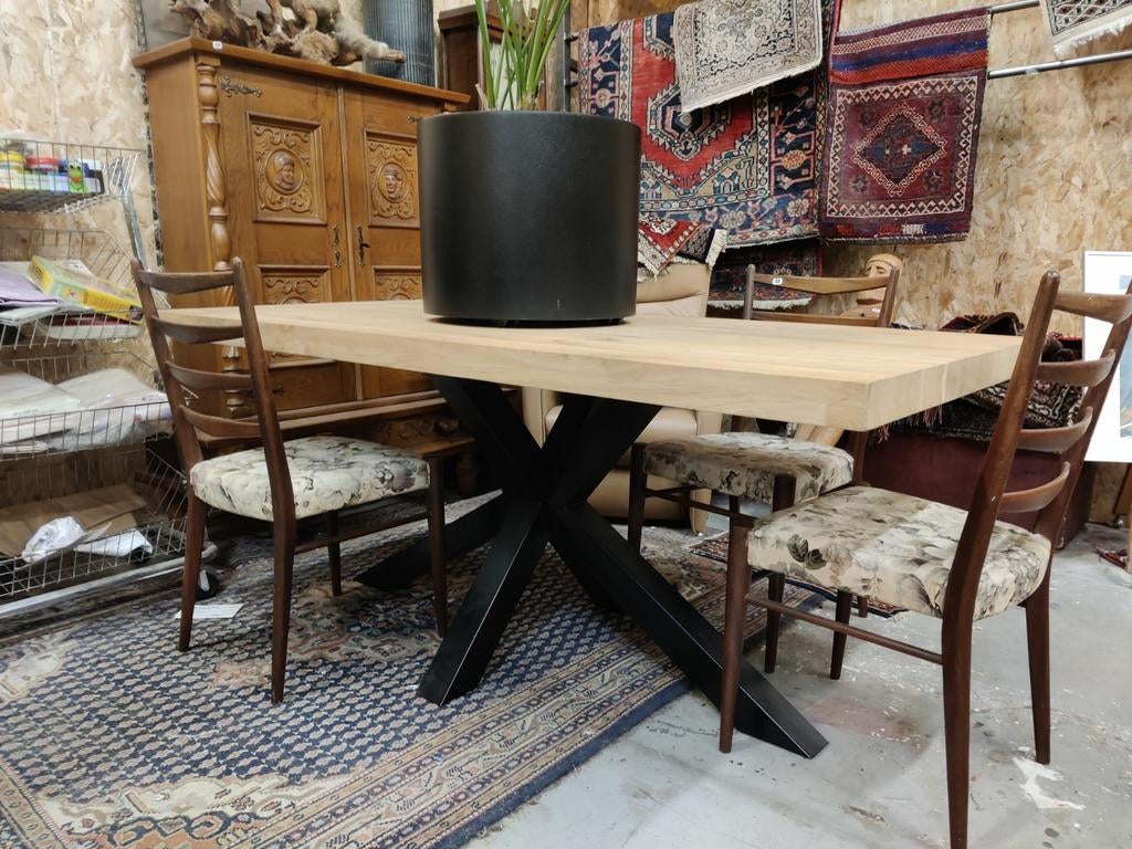 Eettafel met houten blad en metalen onderstel, Ophalen, Gebruikt, 50 tot 100 cm, X