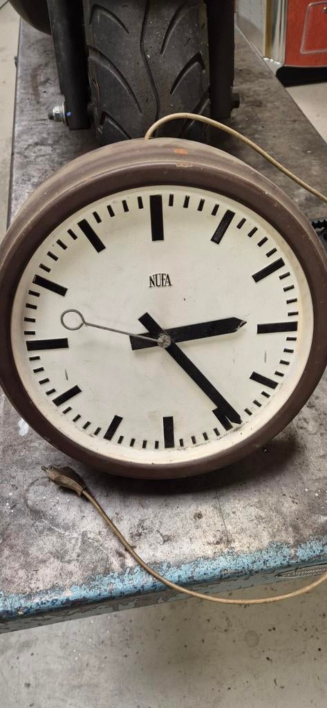 Klok electrische werkend oud, Ophalen