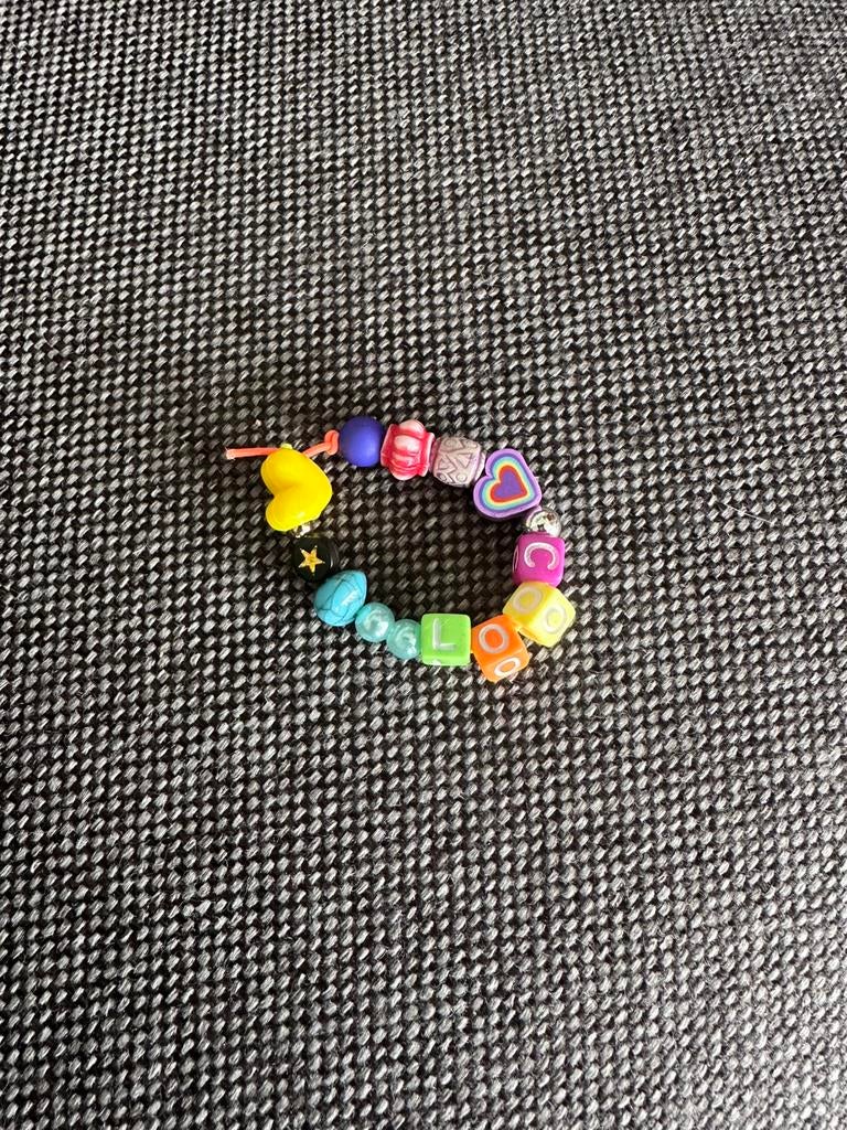 Zelfgemaakt rekbaar armbandje met vrolijke kleuren, Sieraden, Tassen en Uiterlijk, Kindersieraden, Ophalen of Verzenden, Zo goed als nieuw