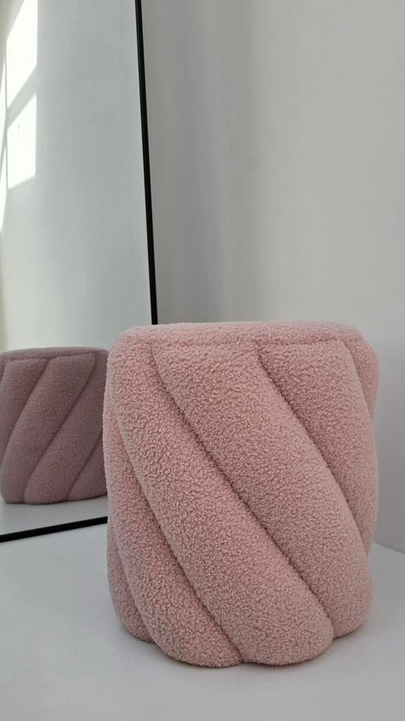 Poef gedraaid roze NIEUW, Huis en Inrichting, Minder dan 50 cm, Rond, Nieuw, Minder dan 50 cm