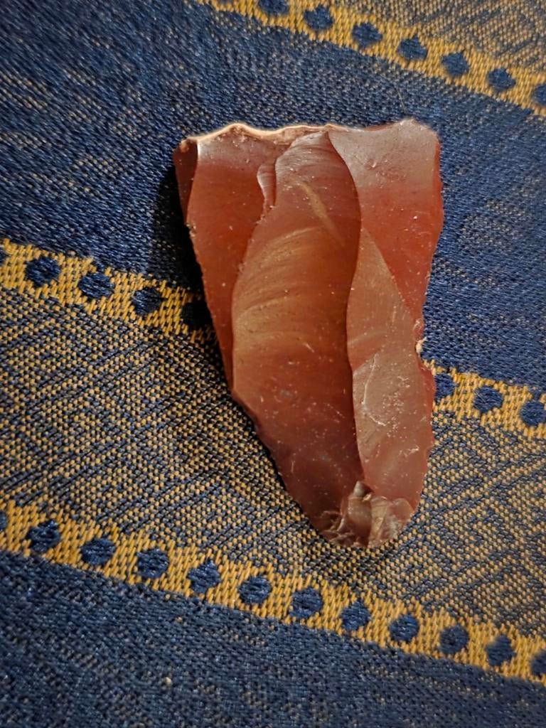 Fontmaure rood jasper vuistbijl pijlpunt, Verzamelen, Mineralen en Fossielen, Ophalen of Verzenden