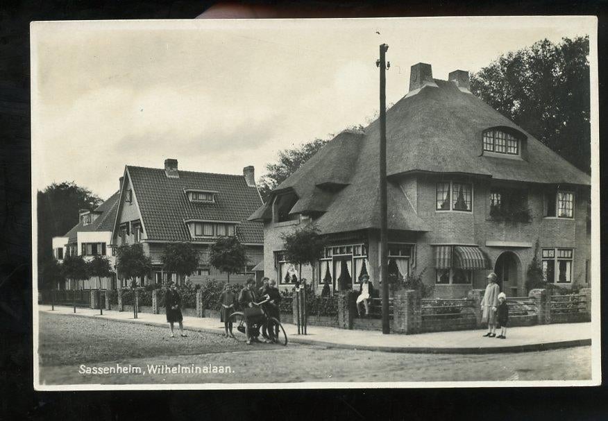 1930 volk en fietsers Sassenheim Wilhelminalaan fotokaart, Ophalen, 1920 tot 1940, Zuid-Holland