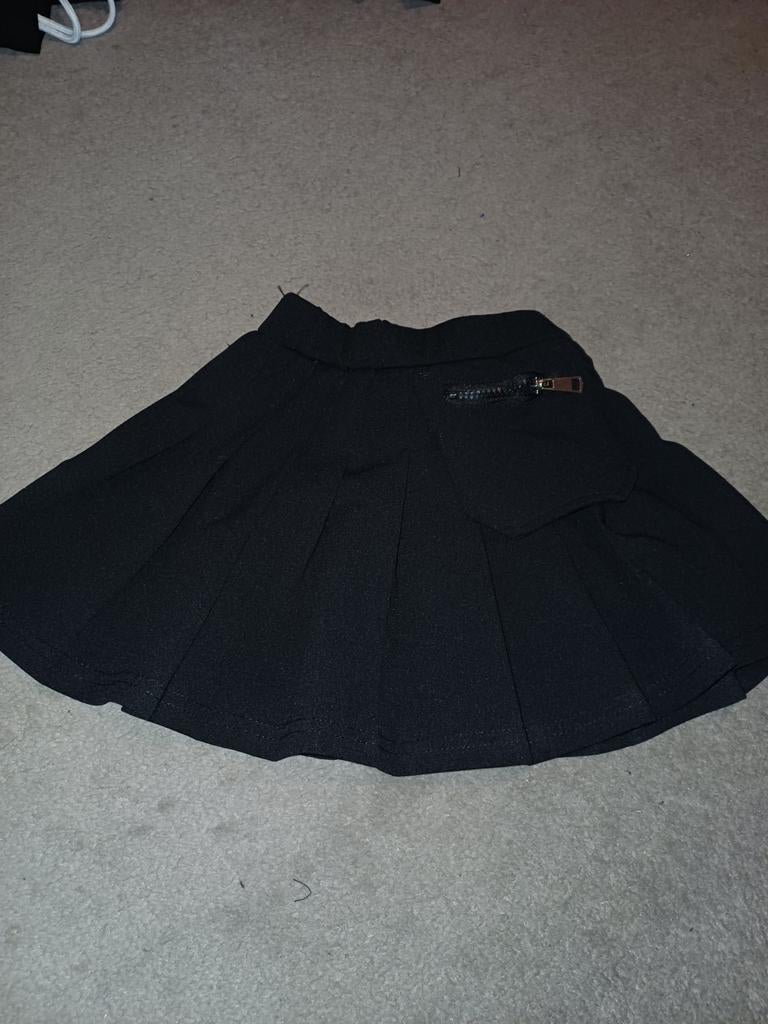 Nieuw zwart rokje met soort tasje als zakje maat 110/116, Kinderen en Baby's, Kinderkleding | Maat 110, Ophalen of Verzenden