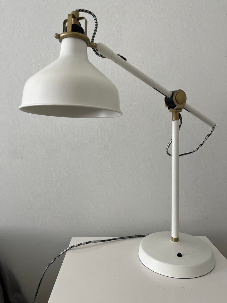 IKEA RANARP bureaulamp - Wit met messing details, Ophalen, Zo goed als nieuw, Metaal, 50 tot 75 cm