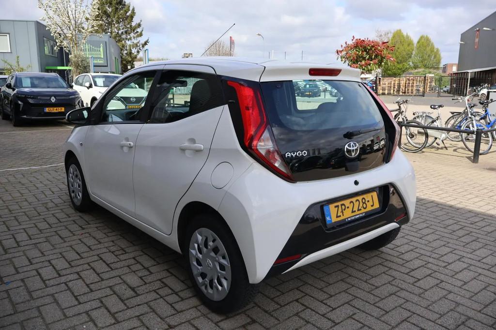 Toyota Aygo 1.0 VVT-i x-play € 9.750,00, Stof, Gebruikt, Euro 6, Wit