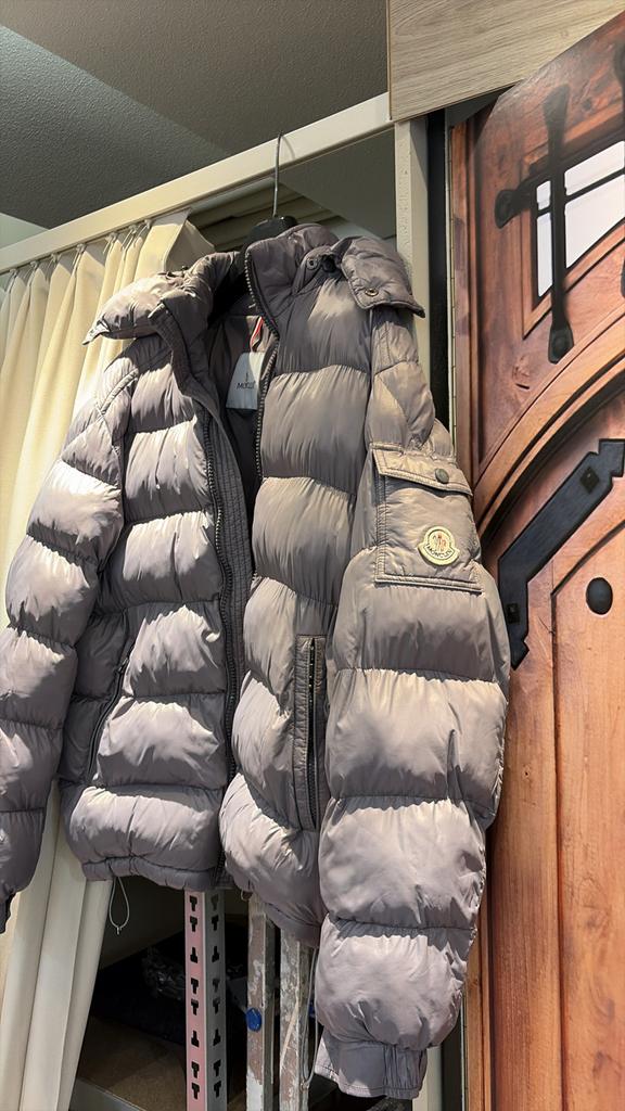 Moncler Maya Grijs Herenjas met NFC - Gedragen, Verzenden, Gedragen, Overige maten, Grijs