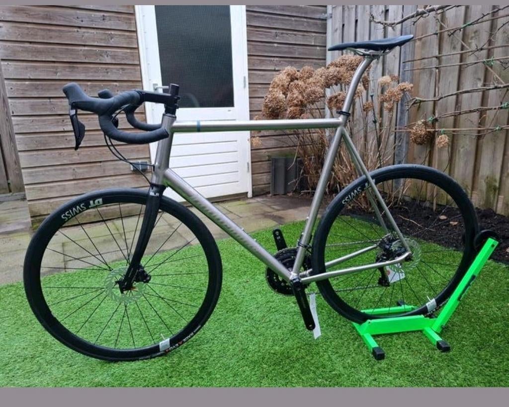 Nieuwe VanNicholas SKEIRON Disc Titanium met Shimano 105 Di2, 28 inch, Heren, Nieuw, 61 tot 65 cm