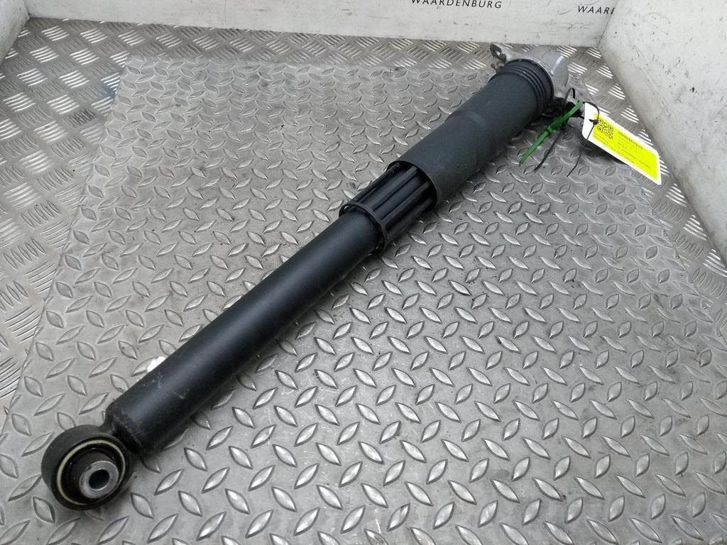 VOLKSWAGEN GOLF VEERPOOT / SCHOKBREKER LA 2017, Ophalen of Verzenden, Gebruikt, Stiba lid