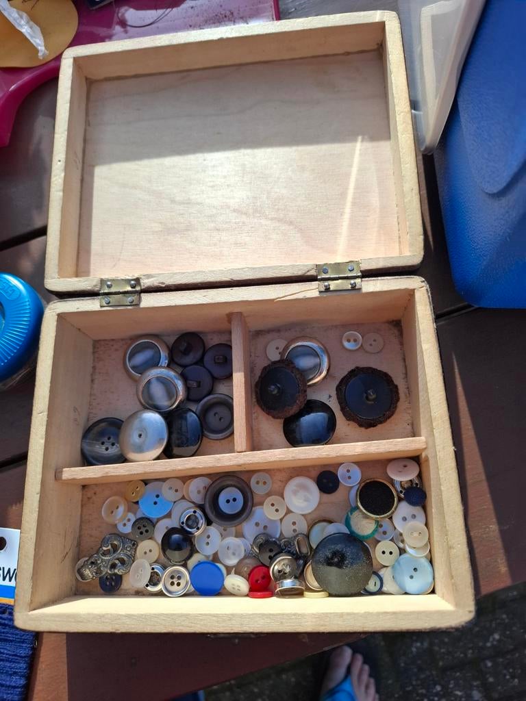 Vintage knopen in vintage houten doos, Ophalen of Verzenden