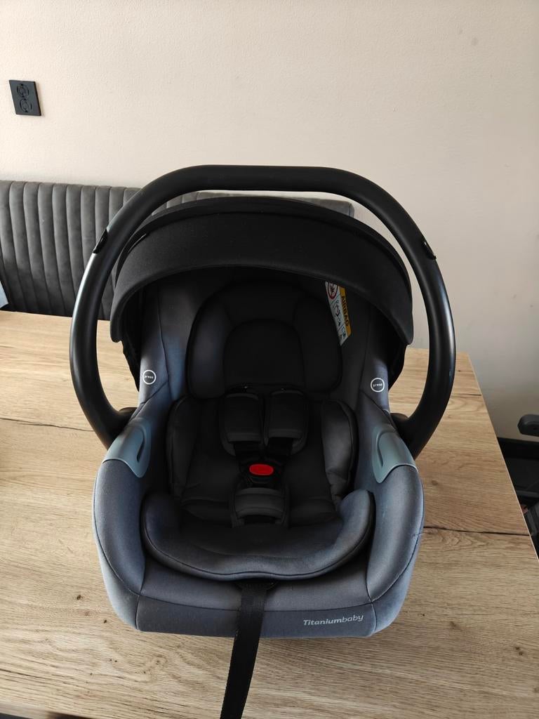 Titaniumbaby autostoel met base, Kinderen en Baby's, Autostoeltjes, Gebruikt, Overige merken, 0 t/m 13 kg, Isofix, Zijbescherming