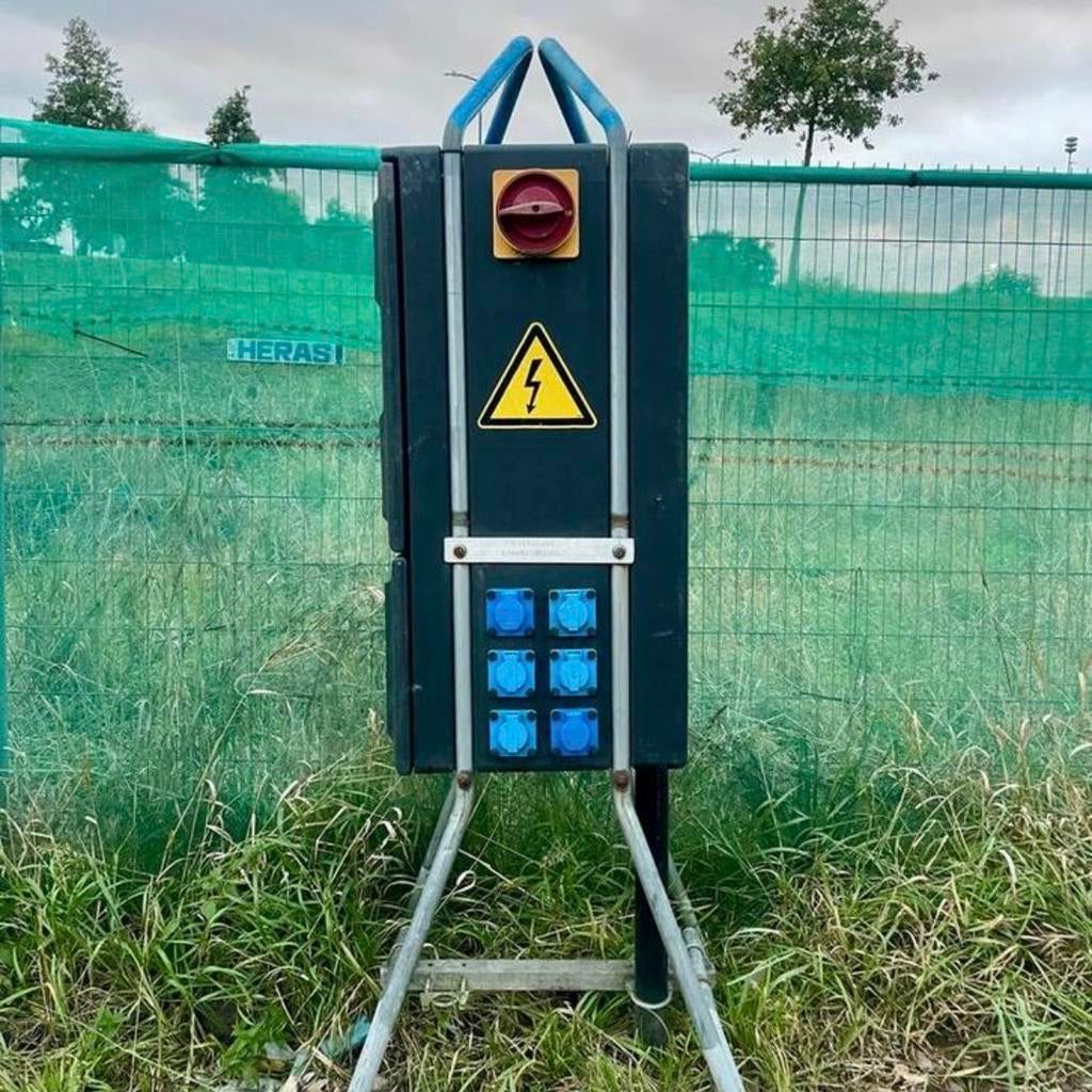 Grote zwerfkast in zeer goede staat, Doe-het-zelf en Verbouw, Elektra en Kabels, Ophalen, Gebruikt, Overige typen