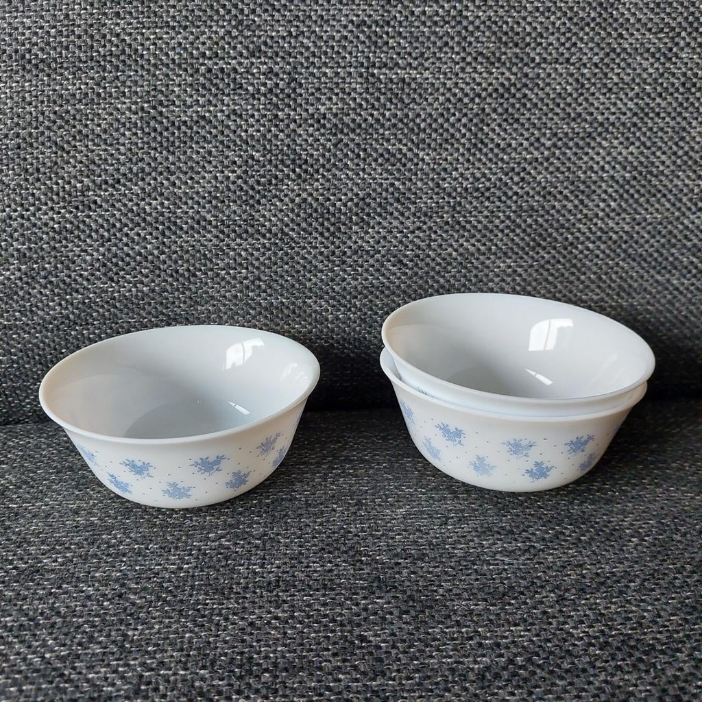 Set van 3 Arcopal schaaltjes met blauw bloemmotief, Ophalen of Verzenden, Zo goed als nieuw, Kom(men)