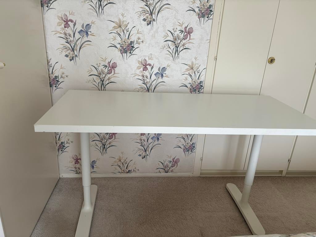 IKEA bureau in hoogte verstelbaar, Ophalen, Zit-sta bureau, Gebruikt, Spaanplaat of MDF