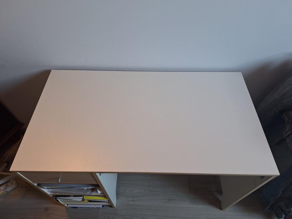 Gratis op te halen: IKEA Bureau met lade en opbergvakken, Huis en Inrichting, Bureaus, Ophalen, Met lades, Gebruikt, Spaanplaat of MDF