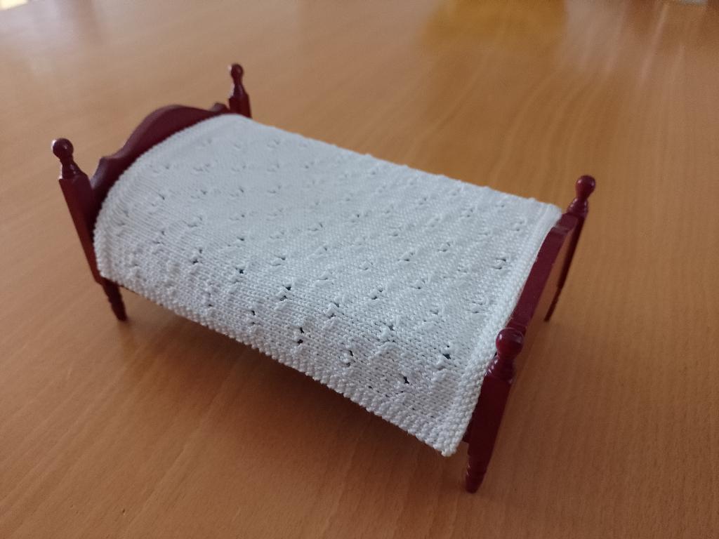 1:12 miniatuur sprei gebreid wit patroon 1 extra breed, Ophalen of Verzenden, Nieuw, Textiel