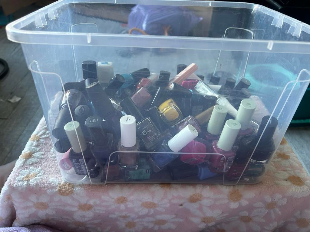 Grote bak met diverse nagellak, veel Hema, Ophalen, Gebruikt