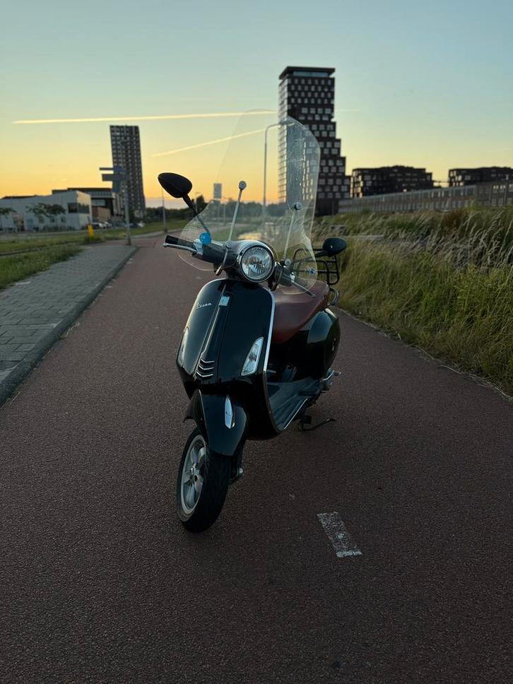 Te koop: Vespa Primavera (2015) – Stijlvol & rijdt perfect!, Fietsen en Brommers, Scooters | Vespa, Gebruikt, Vespa LX, Benzine