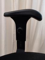 Zwarte bureaustoel met wielen, Ophalen